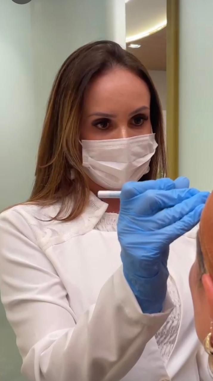 Dra. Aline fazendo a marcação facial antes do procedimento